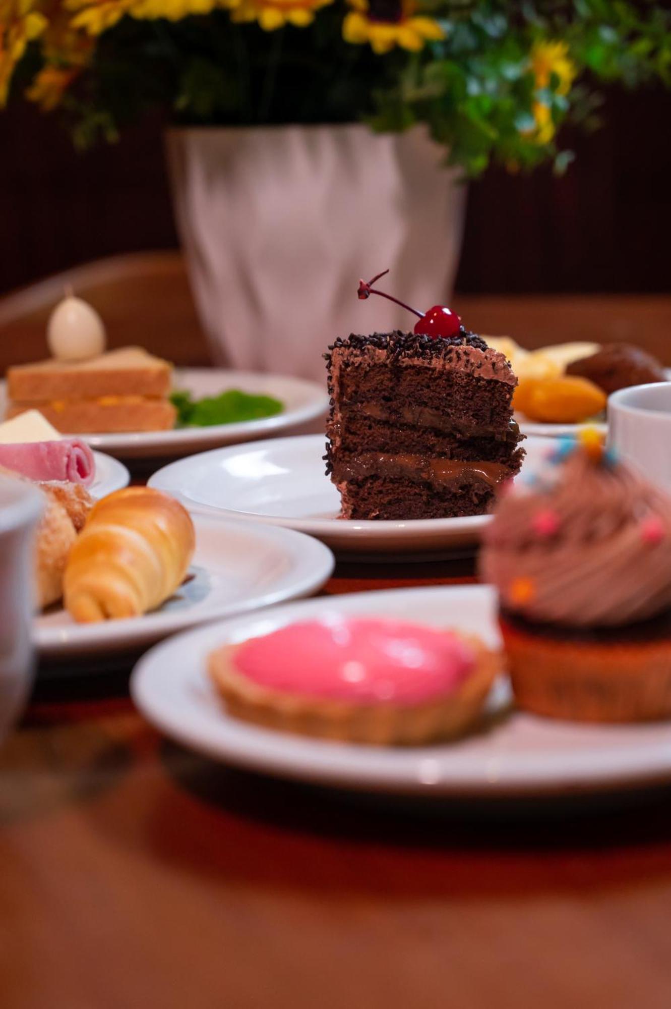 Hotel Inter Cuiaba Exterior foto A selection of cakes